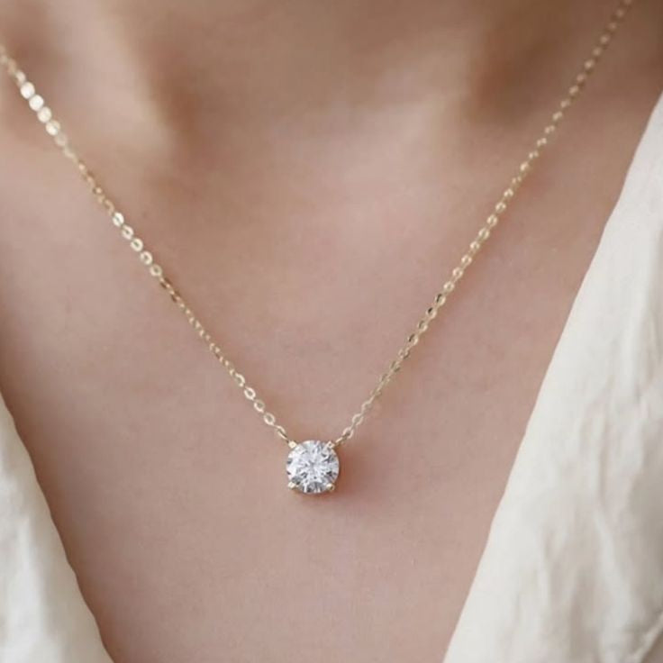 Elegant Round-Cut Diamond Pendant Necklace