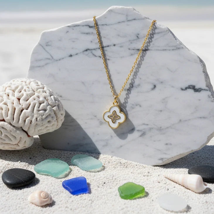 Pretty Flower Pendant Necklace