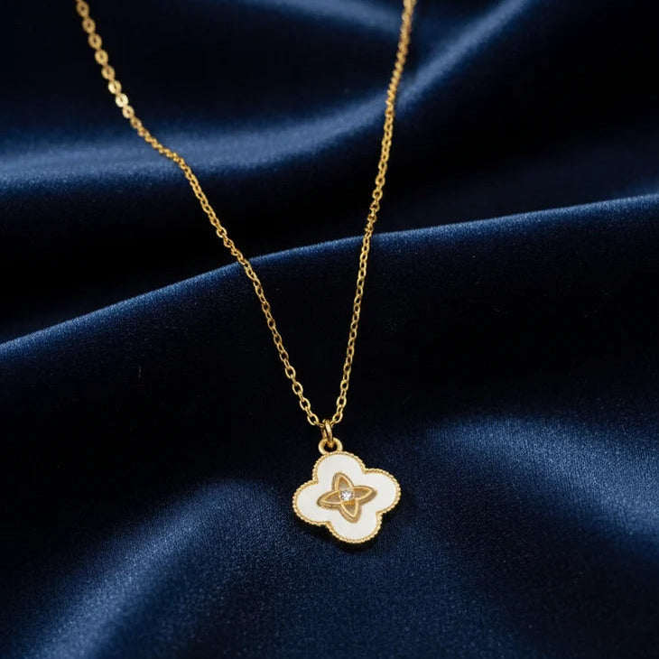 Pretty Flower Pendant Necklace